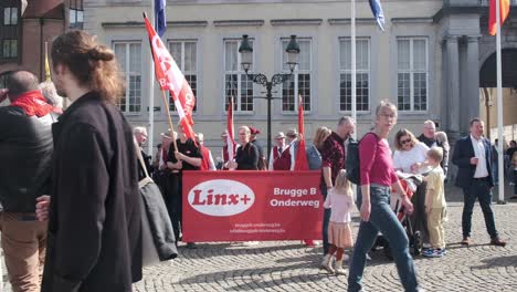 Rally-with-banners-in-Bruges'-central-square:-Linx+-Party