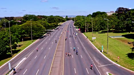 Vista-Aérea-De-La-Zona-Libre-De-Automóviles-Con-Peatones,-Ciclistas-Y-Corredores-Haciendo-Ejercicio.