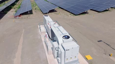 Moderno-Generador-Para-Central-Eléctrica-De-Paneles-Solares-En-La-Zona-Forestal-De-Bani,-República-Dominicana
