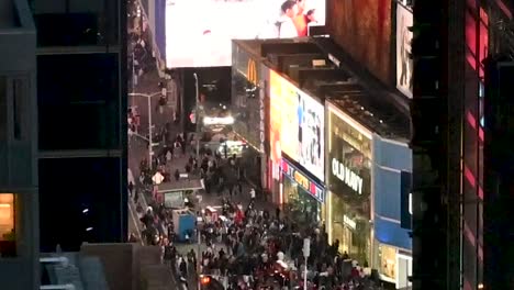 Mire-Hacia-Times-Square-Por-La-Noche,-Nueva-York,-Estados-Unidos