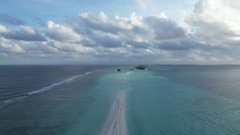 Wunderschöne-Insellandschaft-Auf-Den-Malediven,-Drohnenansicht
