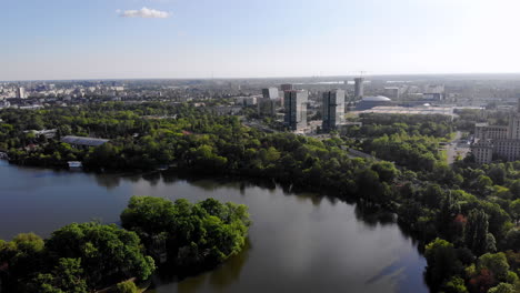 Vista-Aérea-Del-Parque-Herastrau,-Bucarest-Rumania