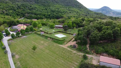 Luftaufnahme-Des-Anwesens-Mit-Swimmingpool,-Hochzeitsveranstaltung-In-Den-Euganeischen-Hügeln,-Italien