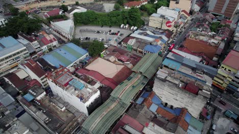 Petal-Street-Mercado-Comercial-Vista-Por-Drones-Del-Techo-Verde-Llamado-Dragón-Verde