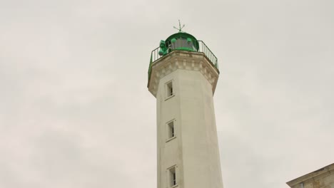 Blick-Auf-Den-Leuchtturm-Quai-Valin,-Der-In-Die-Fassade-Eines-Hauses-Eingebettet-Ist