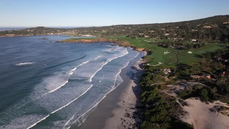 Carmel-Beach,-Kalifornien-Und-Der-Pebble-Beach-Golfplatz---Aufsteigende-Luftaufnahme