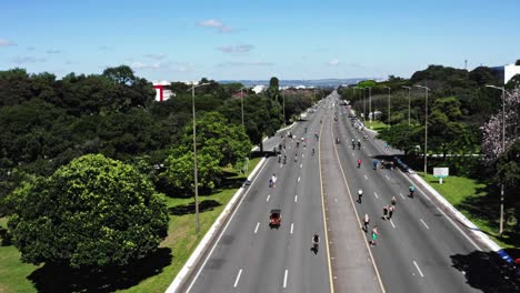 La-Gente-Hace-Ejercicio-En-La-Zona-No-Vehicular-Un-Día-Soleado,-Aéreo