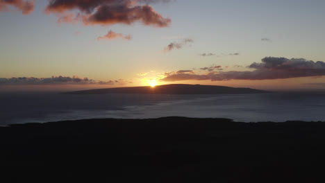 El-Sol-Brilla-Cuando-Se-Pone-En-Kahoolawe,-El-Resplandor-Del-Atardecer-Se-Extiende-Sobre-El-Horizonte-Y-Las-Nubes.