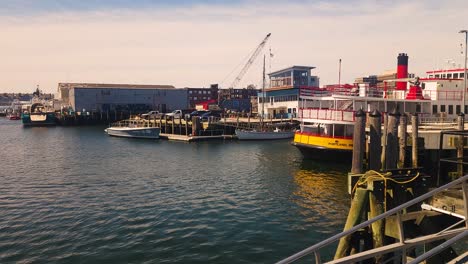 Portland,-Maine-Puerto-De-Trabajo-Mostrando-El-Muelle-De-Aterrizaje-Del-Ferry-Casco-Bay