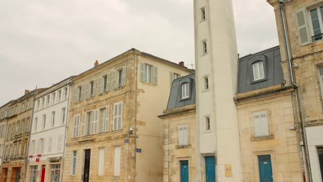 Calle-Quai-Valin-En-La-Rochelle-Con-Edificios-Históricos-Y-Cielo-Nublado