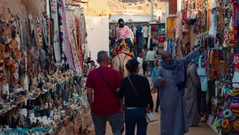 Nubian-Village-Market-Street-Am-Abend-Mit-Vorbeikommenden-Touristen