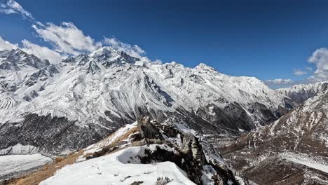 Blick-Entlang-Des-Schroffen-Bergrückens-Von-Kyanjin-Ri-In-Das-Weite-Tal-Des-Langtang-Flusses,-Umgeben-Von-Unberührten,-Schneebedeckten-Gipfeln-Vor-Einem-Blauen-Himmel