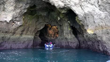 Tours-A-Cuevas-Marinas-En-Lagos,-Algarve,-Las-Atracciones-Más-Visitadas-Del-Sur-De-Portugal