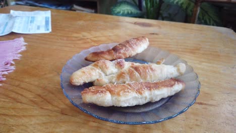 Nahaufnahme-Eines-Süßen-Argentinischen-Gebäcks,-Eines-Croissants,-Traditionelles-Südamerikanisches-Essen