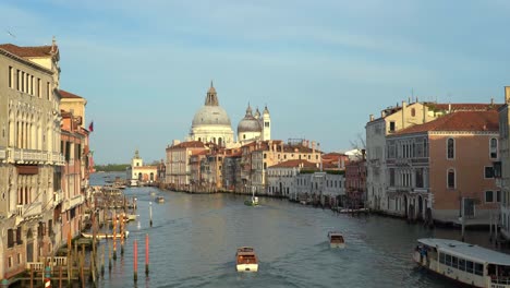 Lanchas-Rápidas-Navegando-Por-El-Gran-Canal-De-Venecia-Durante-La-Hora-Dorada-A-Principios-De-Primavera