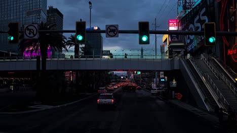 Las-Vegas,-EE.UU.,-Conduciendo-Por-El-Strip-De-Las-Vegas-En-El-Crepúsculo,-Edificios-Brillantes,-Coches-Y-Luces.