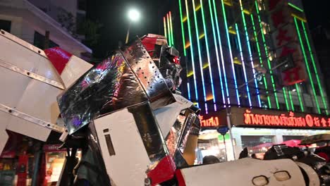 Hombre-Vestido-Como-Transformador-En-Bangkok