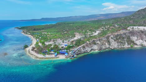 -Jml-Beach-House-Resort-De-Playa-Con-Aguas-Turquesas-Y-Parque-Acuático-En-La-Costa-De-La-Bahía-De-Sarangani-Con-Laguna-Azul,-Filipinas,-Toma-Aérea-Acercándose