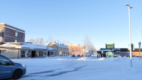 Vehículos-Circulando-Por-Calles-Nevadas-En-Arvidsjaur,-Suecia,-En-Un-Día-De-Invierno.