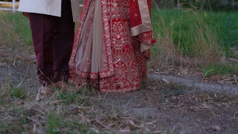 Ein-Indischer-Hinduistischer-Bräutigam-Und-Braut-Unterhalten-Sich,-Während-Sie-Während-Ihrer-Hochzeitsfeier-Zusammen-Spazieren-Gehen---Nahaufnahme