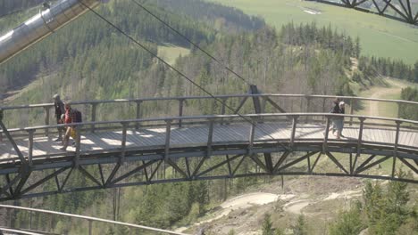 Touristen,-Die-Auf-Fußgängerbrücken-Auf-Dem-Trail-In-Den-Wolken-In-Der-Tschechischen-Republik-Nahe-Der-Polnischen-Grenze-Spazieren