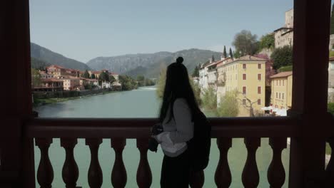 Fotógrafa-En-El-Histórico-Puente-De-Madera-De-Ponte-Vecchio-En-Bassano-Del-Grappa,-Italia