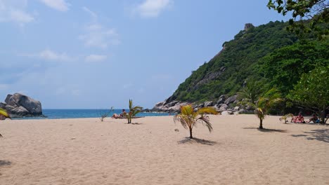 Atemberaubende-Sommerlandschaft-Am-Strand-In-Thailand-Mit-Wenigen-Menschen