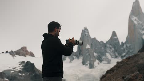 Fotógrafo-Excursionista-Con-Cámara-Tomando-Fotografías-Del-Monte-Fitz-Roy-En-La-Patagonia,-Argentina