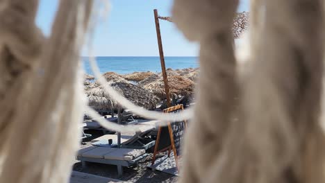 Wind-Weht-Seilvorhänge-Am-Strand-In-Italien