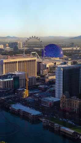 Vertikaler-4K-Zeitraffer,-Las-Vegas-Strip-An-Einem-Sonnigen-Morgen,-Boulevardverkehr,-Casino-Hotelresorts,-Kugel-Und-Werbetafeln