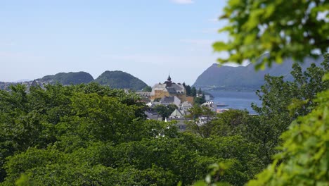 Alesund,-Norwegen-An-Einem-Sonnigen-Sommertag,-Aussichtspunkt-Mit-Blick-Auf-Stadtgebäude