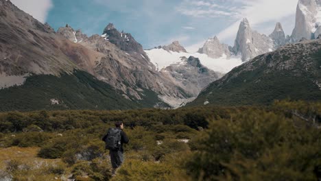 Mochilero-Masculino-Caminando-Hacia-El-Monte-Fitz-Roy-En-La-Patagonia,-Argentina---Plano-General