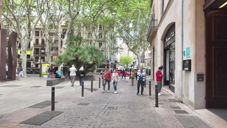 Palma-De-Mallorca-city-centre-with-crowds,-strolling-window-shopping,-art-enjoying-and-relaxing