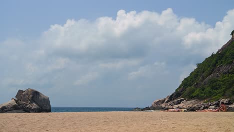 Hermoso-Paisaje-En-La-Playa-De-Arena-Con-Nubes-Altas