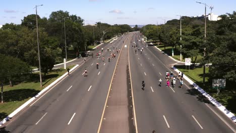 Vista-Aérea-De-Corredores,-Caminantes-Y-Ciclistas-En-Una-Carretera-Sin-Automóviles