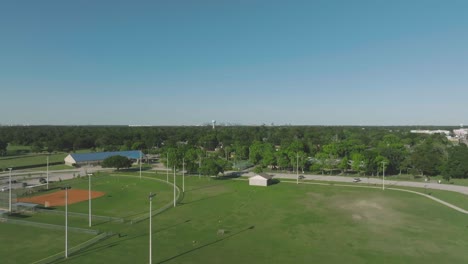 Una-Vista-Aérea-Del-Centro-Comunitario-De-Clear-Lake-Park,-Campos-Deportivos,-Parques-Infantiles-Y-Senderos-Para-Caminar-En-Pasadena,-Texas.