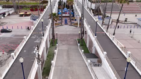 Muelle-De-Oceanside,-California,-Incendio-Dañado,-Antiguo-Restaurante-Rubys,-Rampas-De-Entrada-Laterales-A-La-Costa-Cerradas-Al-Acceso-Público,-Paso-Elevado-De-Drones