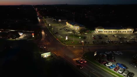 Tráfico-En-La-Carretera-En-La-Ciudad-Americana-Por-La-Noche