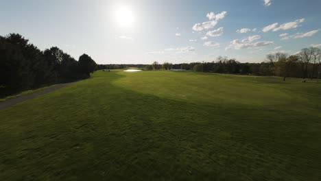 Grüner-Golfplatz-Bei-Sonnenuntergang-In-Einem-Amerikanischen-Vorort