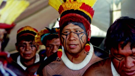 Pueblo-Nativo-Amazónico-Bailando-Con-Coloridos-Tocados-Y-Caras-Pintadas.