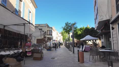 Morgen-An-Einem-Markttag-In-Son-Servera-Mit-Händlern-Auf-Der-Straße,-Die-Stände-Aufbauen,-Und-Sonne-Auf-Traditionellen-Häusern