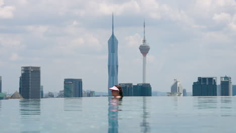 Infinity-Pool-Auf-Dem-Dach-Mit-KL-Tower-Im-Hintergrund-In-Kuala-Lumpur,-Malaysia