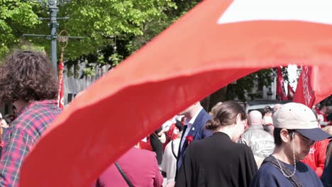 Participantes-Del-Rally-Con-Banderas-Rojas-En-Una-Manifestación-Pública