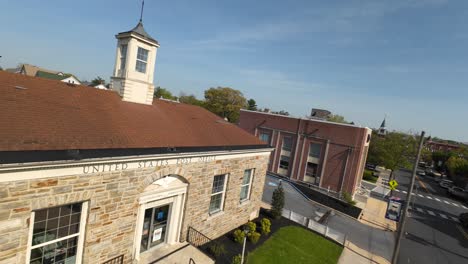 United-States-Post-Office-in-Elizabethtown,-during-sunny-day,-Pennsylvania,-USA