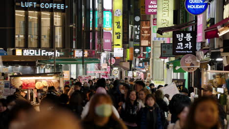 Gente-Abarrotada-Durante-La-Noche-De-Hora-Punta-En-La-Calle-Myeongdong-En-Seúl,-Corea-Del-Sur