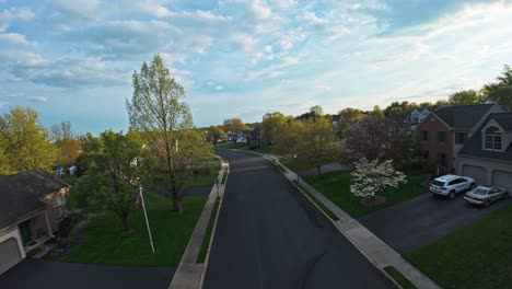 Quaint-Neighborhood-with-homes-in-USA-during-golden-sunset