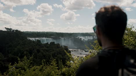 Männlicher-Rucksacktourist-Genießt-Die-Natur-An-Den-Iguazú-Wasserfällen-In-Argentinien---Mittlere-Aufnahme