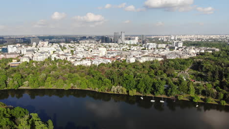 Blick-Auf-Die-Skyline-Der-Stadt,-Bürogebäude-Und-Stadtteile,-Drohne,-Bukarest,-Rumänien