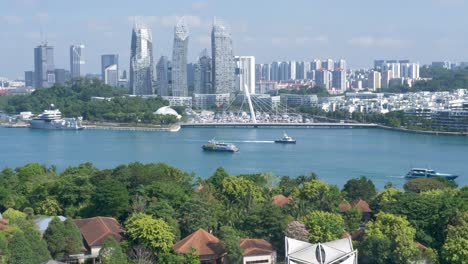 Zeitlupen-Landschaftsansicht-Des-Keppel-Harbour-Waterfront-Marina-Mit-Der-Skyline-Von-Singapur-CBD-Von-Der-Insel-Sentosa-Aus,-Asien-Reisearchitektur