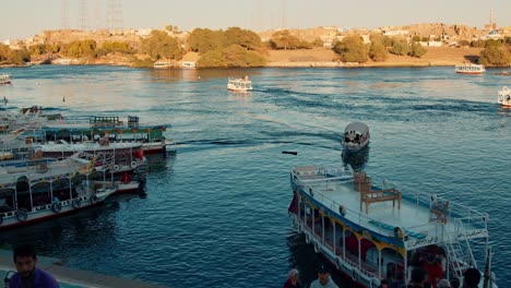 Nubian-Village-Pier-Am-Nil-Am-Abend-Mit-Touristenbooten,-Die-Den-Fluss-überqueren